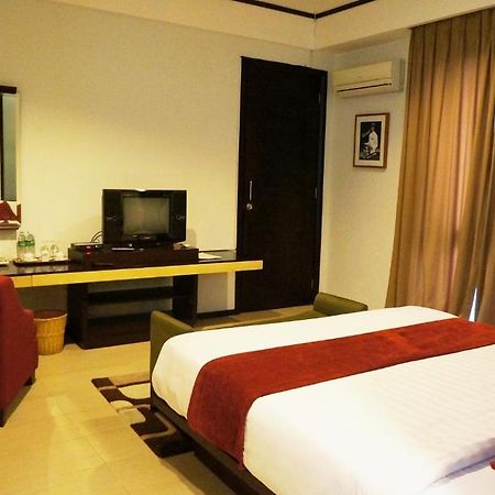 بادانج Rumah Nenek Hotel And Restaurant المظهر الخارجي الصورة